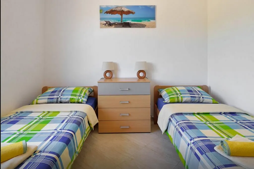 Apartment Una Pula 0*,