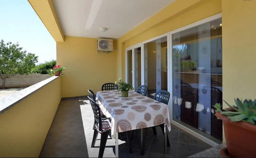 Apartment Una PUY