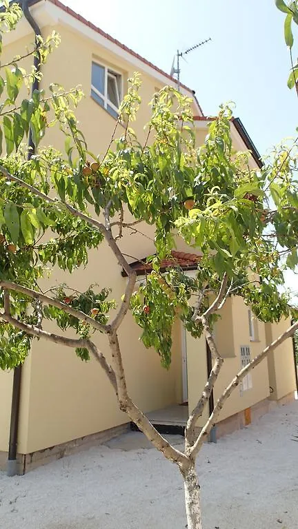 Apartment Una PUY