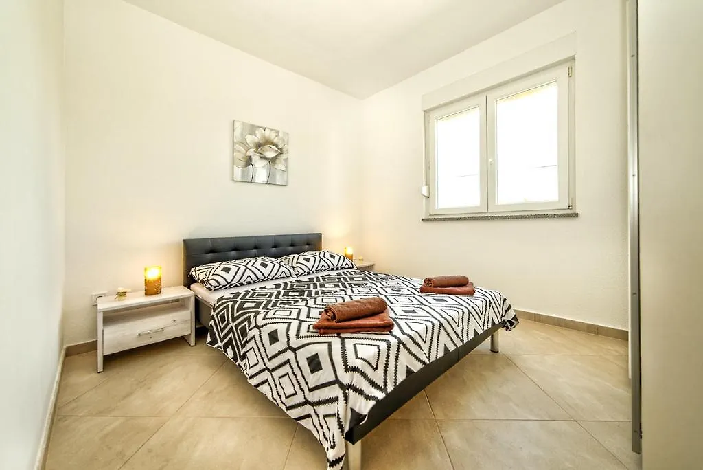Apartment Una 0*, Pula