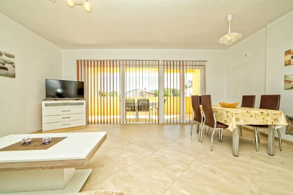 Apartment Una PUY