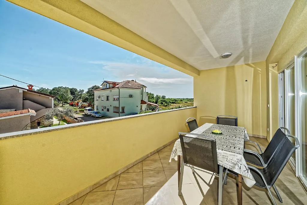 Apartment Una PUY
